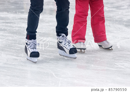 legs of people skating 85790550