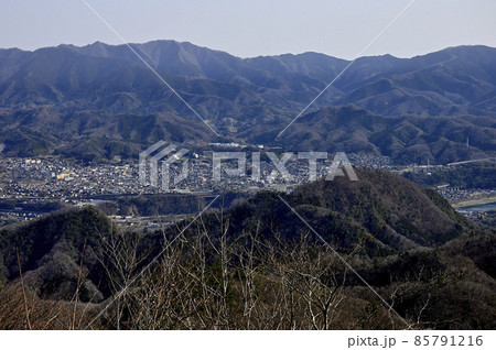 道志山塊の高柄山山頂から望む奥多摩の山並み 85791216