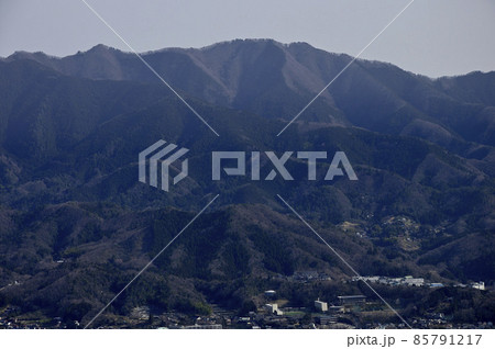 道志山塊の高柄山山頂から望む奥多摩の山並み 道志山塊の高柄山山頂から望む奥多摩の山並み 85791217