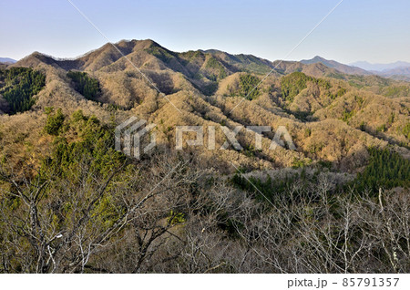 道志山塊の鶴島御前山のハサミ岩より朝日の山塊を望む 道志山塊の鶴島御前山のハサミ岩より朝日の山塊を望む 85791357