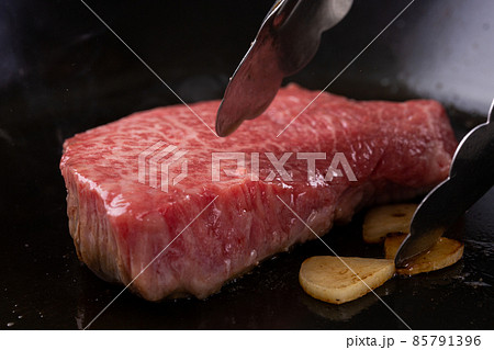 牛ランプ肉をフライパンで焼く 牛ランプ肉をフライパンで焼く 85791396