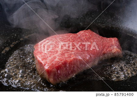 ランプステーキを焼く 85791400