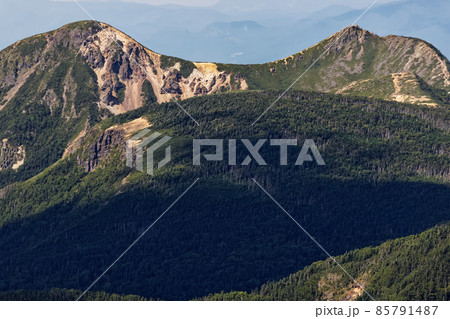 八ヶ岳連峰・阿弥陀岳から見る箕冠山と天狗岳 85791487