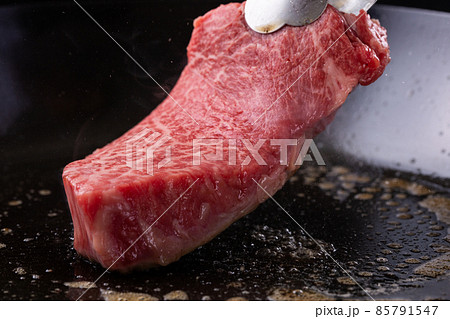 牛ランプ肉をフライパンで焼く 85791547