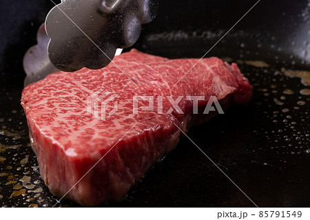 牛ランプ肉をフライパンで焼く 85791549