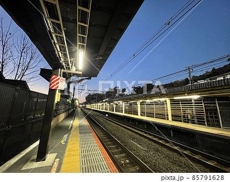 夜の誰もいない北鎌倉駅ホーム 夜の誰もいない北鎌倉駅ホーム 85791628