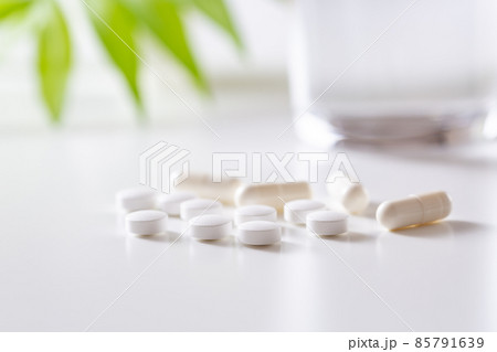 白背景に白い錠剤とカプセル薬 白背景に白い錠剤とカプセル薬 85791639