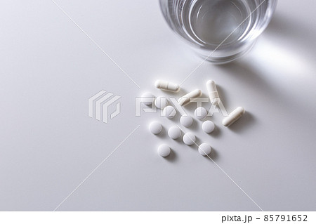 白背景に薬と水 85791652