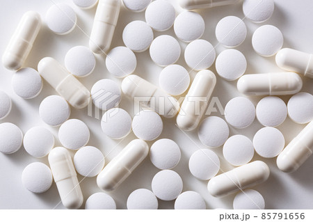 白い錠剤とカプセル薬 85791656