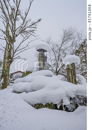 雪の飛騨古川(岐阜県)本光寺 親鸞聖人像 雪の飛騨古川(岐阜県)本光寺 親鸞聖人像 85791868
