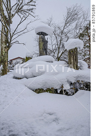 雪の飛騨古川(岐阜県)本光寺 親鸞聖人像 雪の飛騨古川(岐阜県)本光寺 親鸞聖人像 85791869