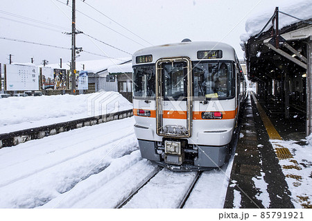 雪の飛騨古川駅に停車中のキハ25型気動車 雪の飛騨古川駅に停車中のキハ25型気動車 85791921