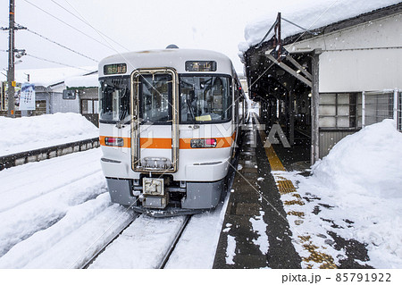 雪の飛騨古川駅に停車中のキハ25型気動車 雪の飛騨古川駅に停車中のキハ25型気動車 85791922