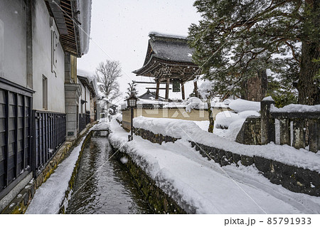 雪の飛騨古川の町並み(岐阜県) 雪の飛騨古川の町並み(岐阜県) 85791933