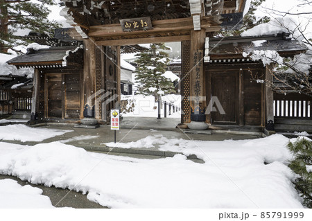 雪の飛騨古川（岐阜県） 真宗寺 85791999