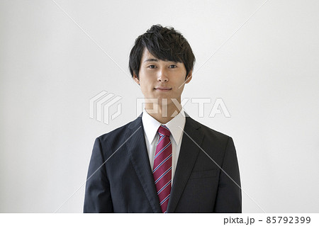 カメラ目線のスーツを着た若い男性　ポートレート 85792399