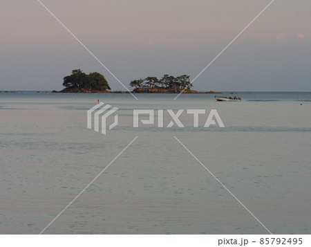 夕照の富山湾に浮かぶ虻ガ島 夕照の富山湾に浮かぶ虻ガ島 85792495