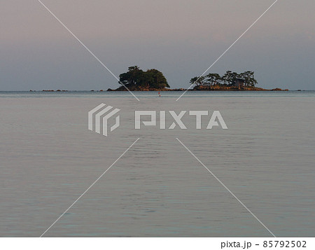 夕照の富山湾に浮かぶ虻ガ島 85792502