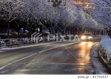 凍結した路面　イメージ 85793657