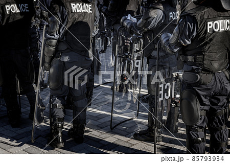 街を守る機動隊の訓練風景 85793934