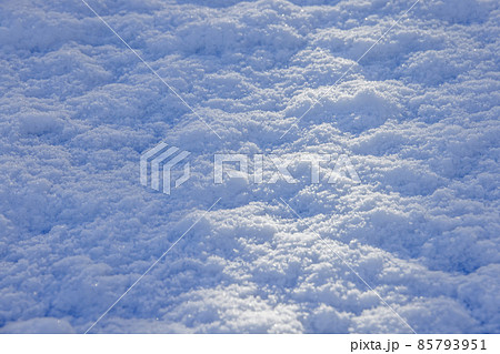 朝日を浴びた真っ白な新雪 85793951