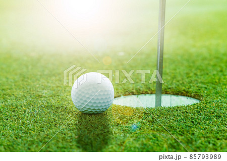 ゴルフ場のパターグリーンと真っ白いゴルフボール 85793989