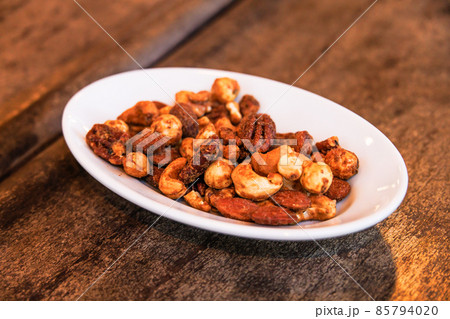 美味しそうな味付きのミックスナッツ 85794020