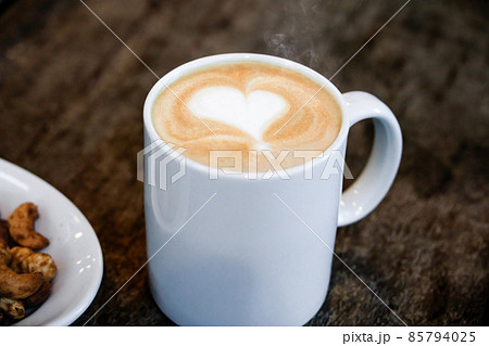 カフェラテに描かれた綺麗なハートマーク カフェラテに描かれた綺麗なハートマーク 85794025