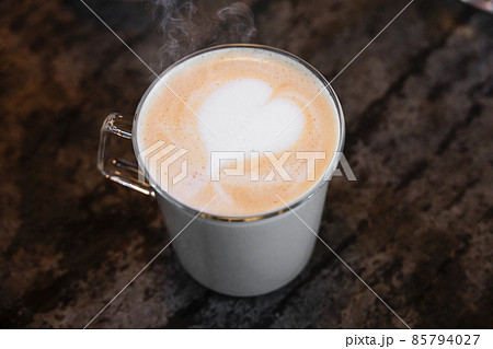 カフェラテに描かれた綺麗なハートマーク カフェラテに描かれた綺麗なハートマーク 85794027