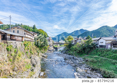 岐阜県郡上市八幡町　吉田川と郡上八幡の町並み 85794216