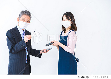 ワクチン接種証明書を提示する人 ワクチン接種証明書を提示する人 85794464