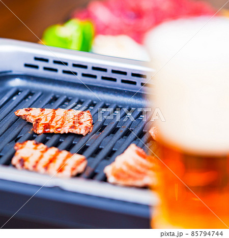 家飲み 焼肉 ビール 【 焼肉 と アルコール の イメージ 】 家飲み 焼肉 ビール 【 焼肉 と アルコール の イメージ 】 85794744