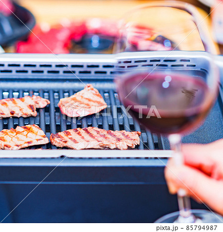 家飲み　ワイン　家飲み需要　【 焼肉 と アルコール の イメージ 】 85794987