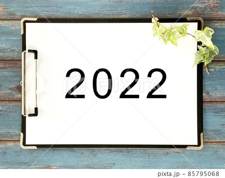クリップボードに挟んだ2022文字入りの白い用紙 85795068