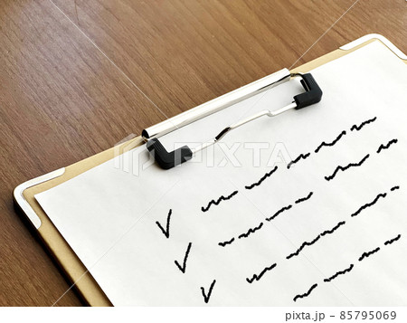 クリップボードに挟んだ白い用紙にチェックイメージ文字 85795069