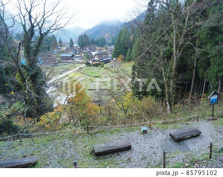 富山県南砺市　越中五箇山　晩秋の相倉合掌造り集落全景の展望台 85795102