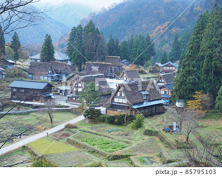 富山県南砺市 越中五箇山 晩秋の相倉合掌造り集落全景 富山県南砺市 越中五箇山 晩秋の相倉合掌造り集落全景 85795103