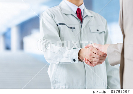 握手する作業員 握手する作業員 85795597