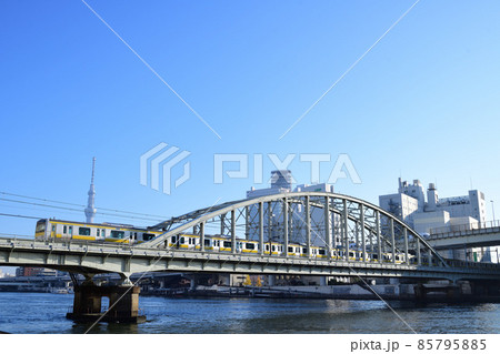 スカイツリーを背景に両国橋を渡る総武線各駅停車のE231系電車 スカイツリーを背景に両国橋を渡る総武線各駅停車のE231系電車 85795885