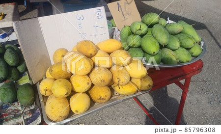 タイのスパンブリー県の田舎の国道沿いの路肩で売っていたマンゴー 85796308