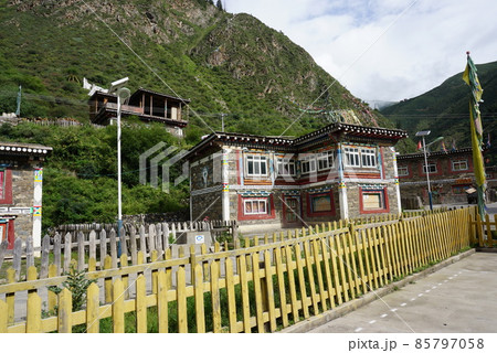 東チベットの民家 85797058