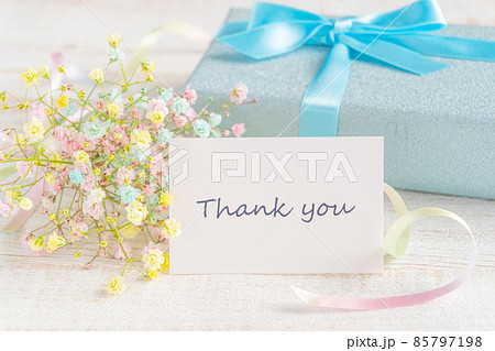 パステルカラーのカスミソウとブルーのラッピングのプレゼントと「Thank you」カード 85797198