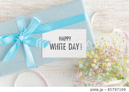 ホワイトデーイメージの背景　プレゼントと「HAPPY WHITE DAY」のカード 85797199