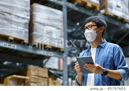 New Normal Asian men, staff, product wearing face mask. counting Warehouse Control Manager Standing, counting and inspecting products in the warehouse New Normal Asian men, staff, product wearing face mask. counting Warehouse Control Manager Standing, counting and inspecting products in the warehouse 85797603