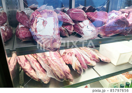 肉屋のショーケース 85797656