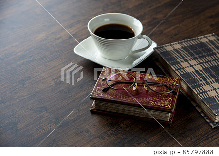 落ち着いた雰囲気の部屋でコーヒーブレイク 落ち着いた雰囲気の部屋でコーヒーブレイク 85797888