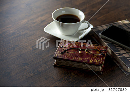 落ち着いた雰囲気の部屋でコーヒーブレイク 85797889
