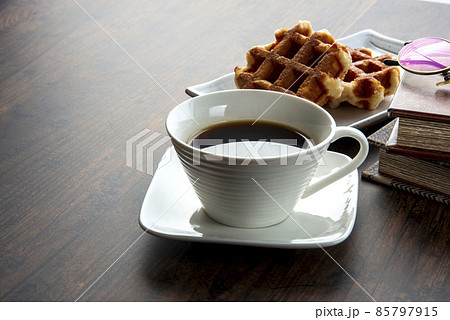 落ち着いた雰囲気の部屋でコーヒーブレイク 85797915