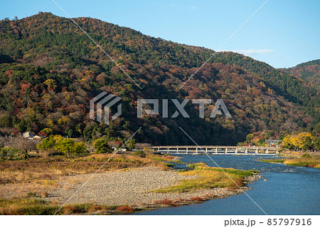 嵐山にある渡月橋の紅葉風景 嵐山にある渡月橋の紅葉風景 85797916