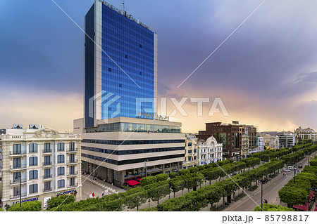 チュニジア チュニス新市街 ハビブ・ブルギバ通り / Tunis, Tunisia 85798817